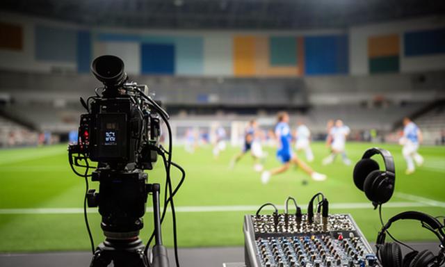スポーツ会場からの中継用カメラと音声機材